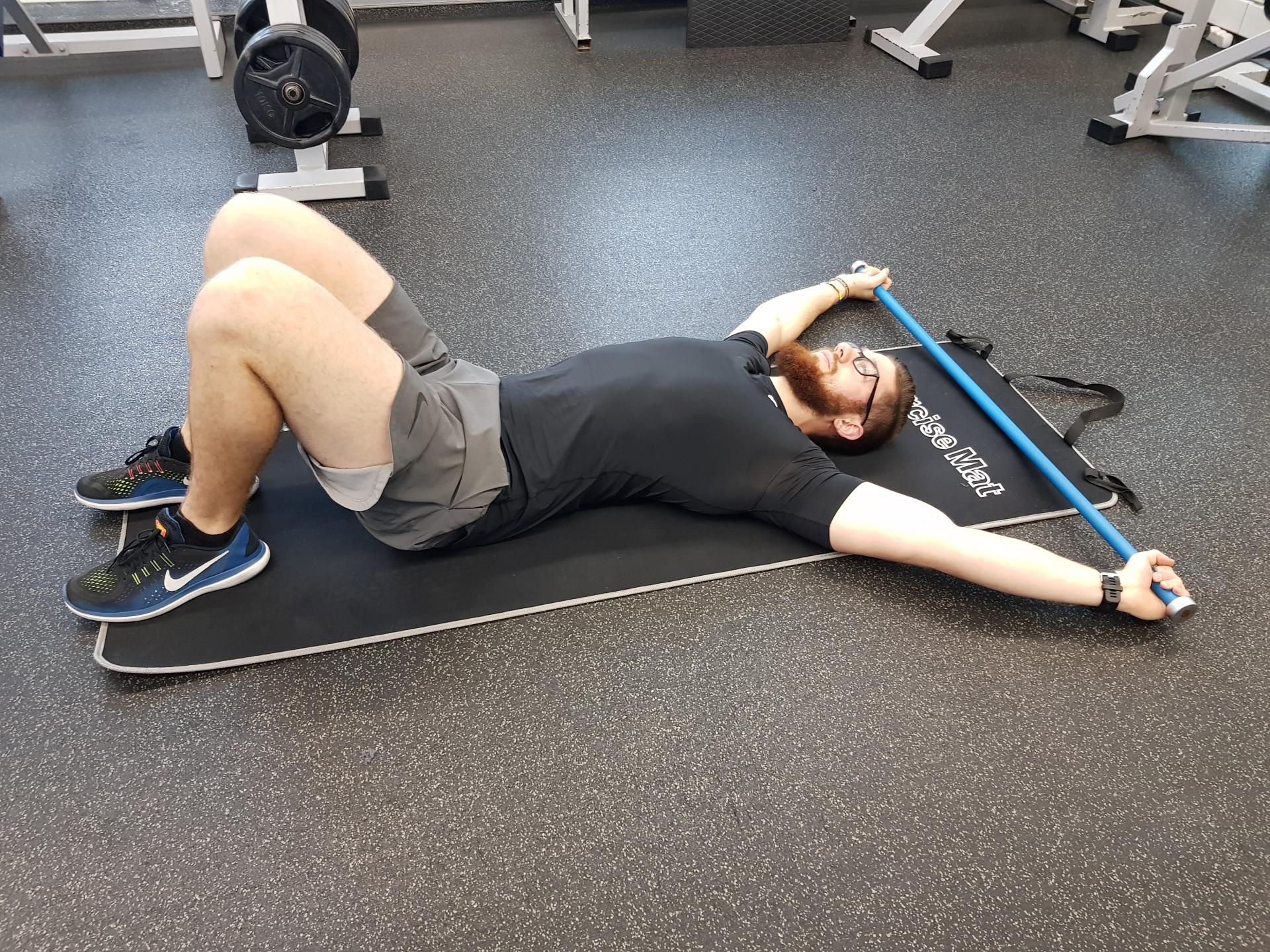 peties sąnario tempimo pratimai - fleksija gulint su lazdele
